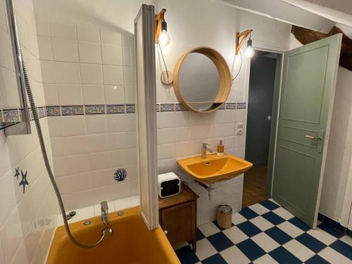 Le Breuil-en-AugeClos Sanouva, Fougère的浴室设有黄色水槽和镜子
