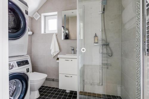 胡斯克瓦纳New Flores的一间带洗衣机和卫生间的浴室