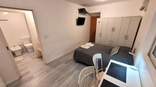 布宜诺斯艾利斯Cozy studio - Palermo Chico的一间卧室配有一张床,浴室设有卫生间