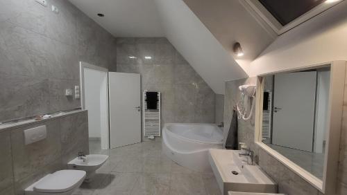 VelmBetariel Golf Club Villas的浴室配有盥洗池、卫生间和浴缸。
