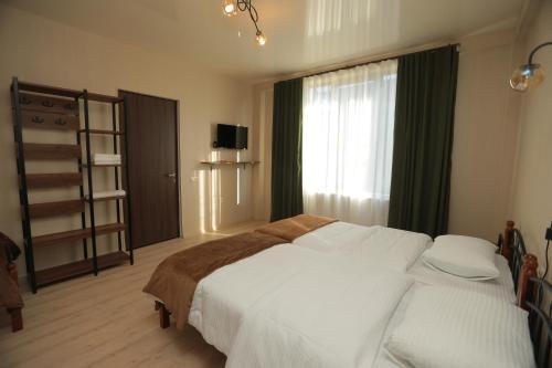库塔伊西CHOGO的卧室设有一张白色大床和一扇窗户。