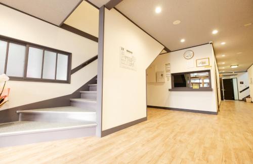 洞爷湖Guest House Matsuyoshi的楼内带楼梯和厨房的房间