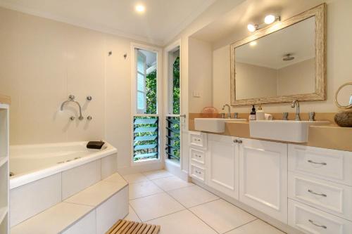 艾吉希尔Malawi House的带浴缸、水槽和镜子的浴室