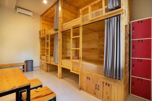 塞米亚克K Hostel Seminyak的小木屋内带双层床的客房
