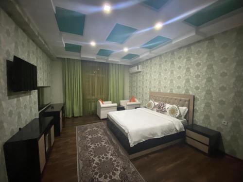 杜尚别Sunrise Apartments的一间卧室设有一张床和蓝色的天花板