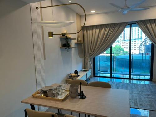 吉隆坡The Ooak Suites and Residence@ Kiara 163的一间带木桌和椅子的用餐室
