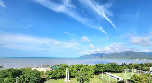 凯恩斯Cairns Luxury Seaview Apartment的享有海滩和大海的景色。