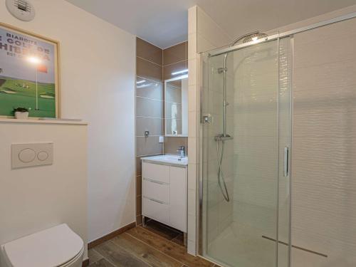 安格雷Appartement Anglet, 2 pièces, 4 personnes - FR-1-3-566的带淋浴、卫生间和盥洗盆的浴室
