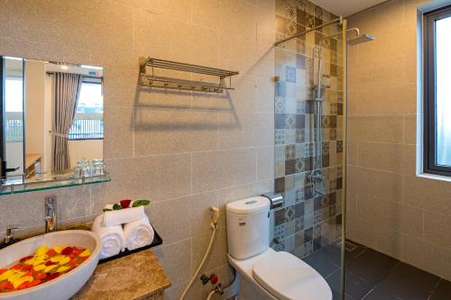 会安HOIANIAN CENTRAL VILLA的浴室配有卫生间、盥洗盆和淋浴。