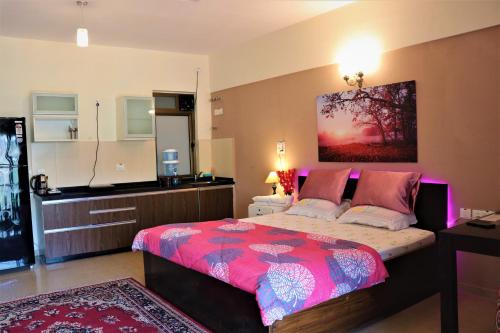拉瓦萨市Portofino的一间卧室配有一张带粉红色棉被的床