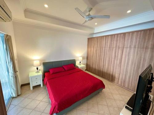 乔木提恩海滩View Talay Villas - Luxury 2BR pool villa nr beach - VTV 86的一间卧室配有红色的床和2个床头柜