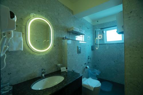 佩林Mount Magnolia Boutique Hotel & Spa的一间带水槽、镜子和卫生间的浴室