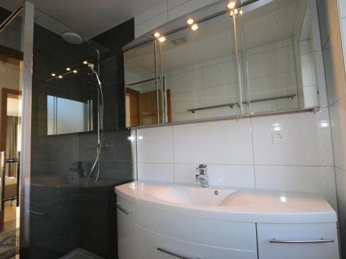 因斯布鲁克Holiday flat, Axams的一间带水槽和镜子的浴室