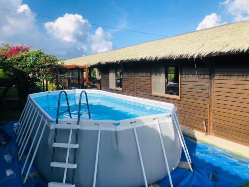 鹅銮鼻垦丁盘古拉渡假花园民宿的一座游泳池,旁边设有梯子