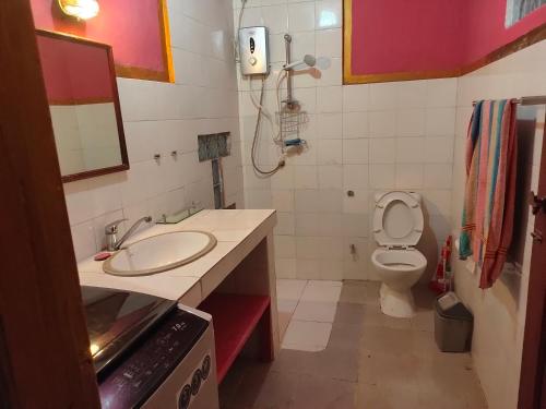 帝力Casa Minha Backpackers Hostel的一间带水槽和卫生间的浴室