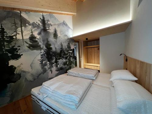 瓦尔迪登特罗YETI Design mountain apartments的墙上画画的房间里设有两张床