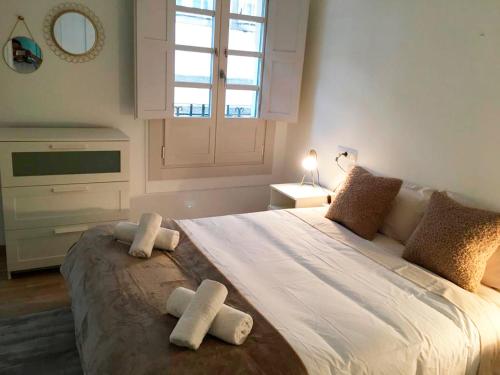 帕德隆Casa dos Cantares的一间卧室配有一张大床和毛巾