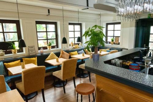 洛马尔Hotel Kavala的餐厅设有酒吧,配有桌椅
