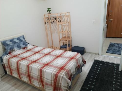 伊斯坦布尔Private Room in Istanbul #9的一间卧室配有一张带铺着平底毯的床