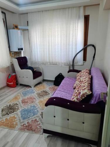 伊斯坦布尔Private Room in Istanbul #9的一间卧室配有一张床、一张沙发和一把椅子