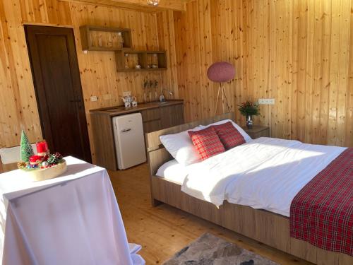 Kʼveda ChʼkhutunetʼiHouse in mountains, near Batumi- Lemanor Lodge的一间卧室配有一张床和一张桌子