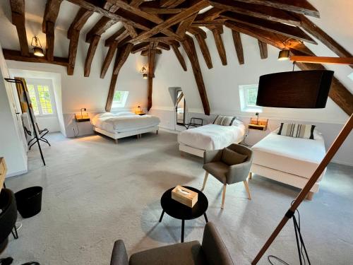 卢瓦尔河畔蒙路易Le Clos du Roc的客厅配有两张床和一台平面电视