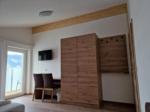 阿尔滕马克特蓬高Appartement Sami的一间卧室配有木制衣柜和书桌