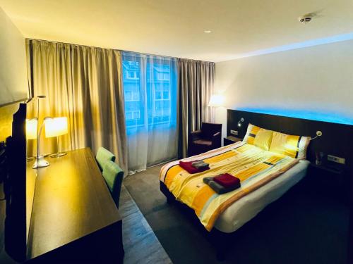 杜塞尔多夫4* Boutique Zimmer am Düsseldorf Hafen + ÖPNV & TG的酒店客房设有床和窗户。