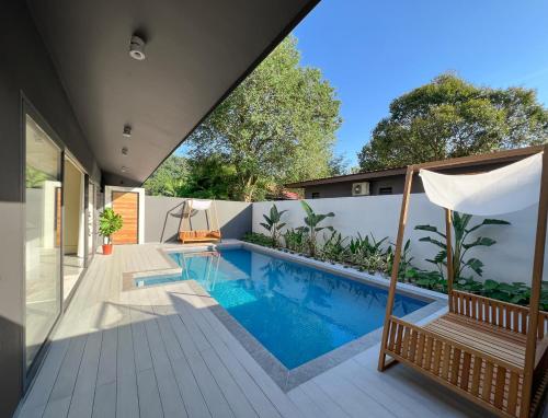 珍南海滩Looma Private Pool Villas的一座房子后院的游泳池