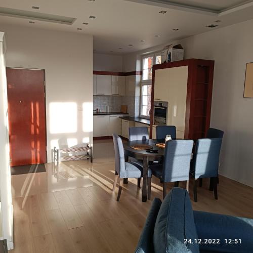 格但斯克Apartament Długa 35的用餐室以及带桌椅的厨房。