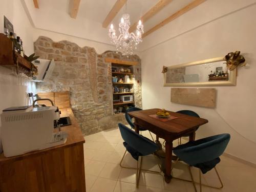 弗尔萨尔Guesthouse Riba的厨房配有木桌和蓝色椅子