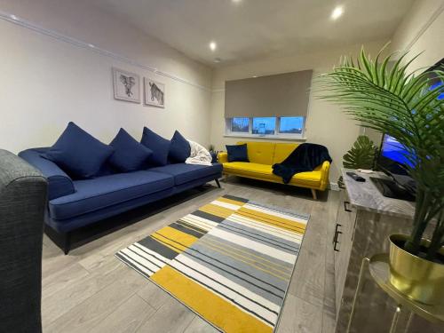 阿洛厄The Riverside的客厅配有蓝色的沙发和黄色的沙发