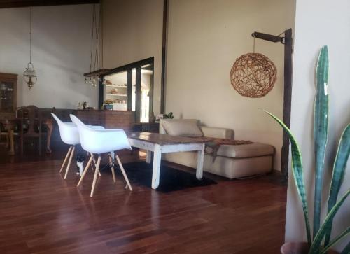 卡门-德巴塔哥内斯Única的客厅配有桌子和白色椅子