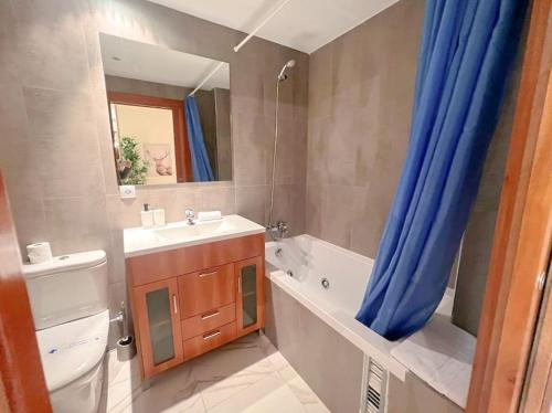 帕斯底拉卡萨Increíbles Vistas PRINCESA - Apartamento para 6 personas的一间带水槽、卫生间和镜子的浴室