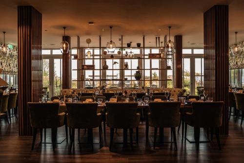 巴勒哈姆斯泰德Boutique Hotel ter Zand的一间带长桌和椅子的用餐室