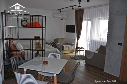 Mavrovi AnoviVilla Nur - Lake View Apartaments的客厅配有白色的桌子和椅子