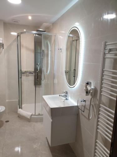 卡尔季察Olive Deluxe Apartment的白色的浴室设有水槽和淋浴。