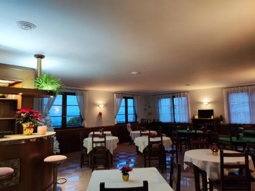 波佐伦戈城堡酒店的用餐室设有桌椅和窗户。