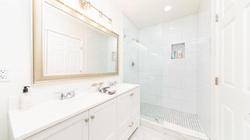 洛杉矶LA Retreat的白色的浴室设有水槽和淋浴。