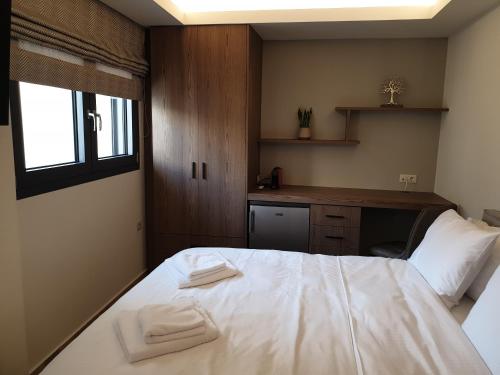 卡尔季察Olive Deluxe Room的一间卧室配有一张床,上面有两条毛巾