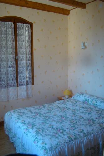 圣皮尔拉菲CHAMBRES D'HOTES LES GRAVES的一间卧室配有一张带蓝色毯子的床