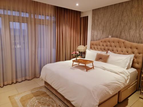 锡卜Amazing Villa in Muscat的一间卧室配有一张大床,上面有桌子