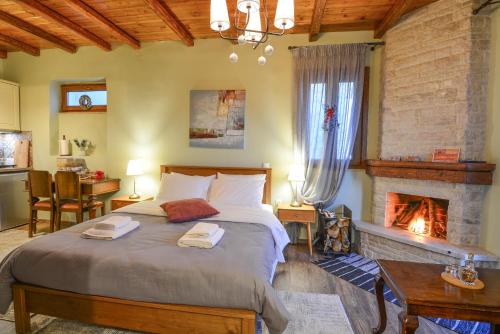 卡托卡拉库林斯Ξενώνας Ίταμος的一间卧室设有一张大床和一个壁炉