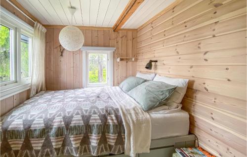 利勒哈默尔Gorgeous Home In Lillehammer With Wifi的卧室配有木墙内的一张床