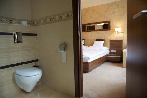 豪伊杜索博斯洛佩泽欧健身机场酒店的一间带床和卫生间的浴室