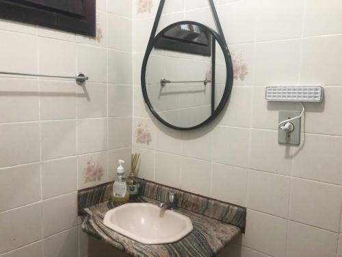 阿拉亚尔-杜卡布Suíte Trilha do Sol 2的一间带水槽和镜子的浴室