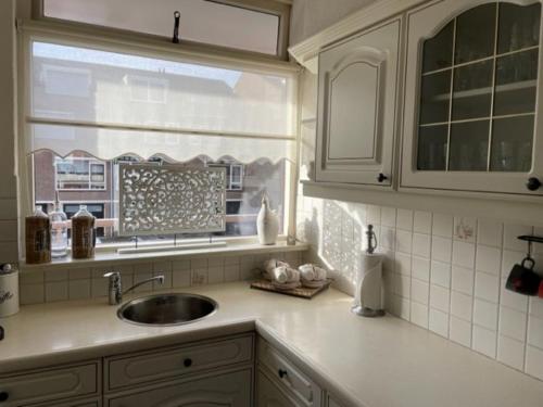 滨海卡特韦克Costa Del Katwijk的厨房设有水槽和窗户。