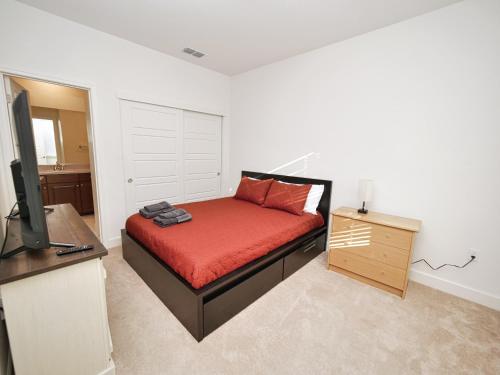 萨克拉门托Luxury 3 Bedroom House Near Sacramento Airport的一间卧室配有一张床、一张书桌和一台电视