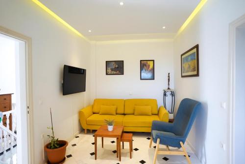 费拉Fira Central Apartments with Veranda的客厅设有黄色沙发和电视