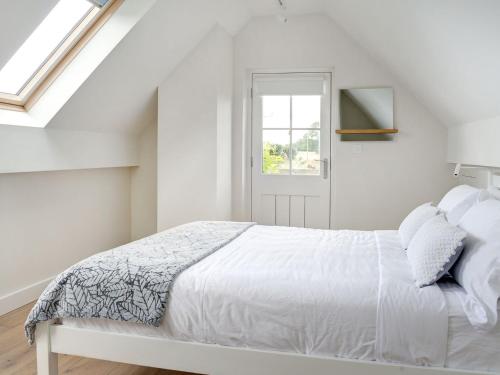 拜伯里Swallows Nest的白色的卧室设有床和窗户